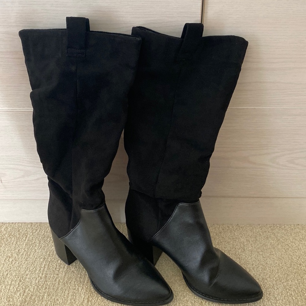 Report boots in black
